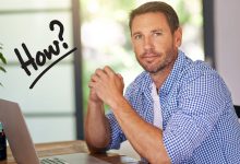 كيف أبدأ مشروعي الخاص من الصفر؟ صورة لرجل يجلس على مكتب أمام جهاز كمبيوتر