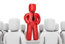 أنماط القيادة الإدارية وتأثيرها على أداء الموظفين